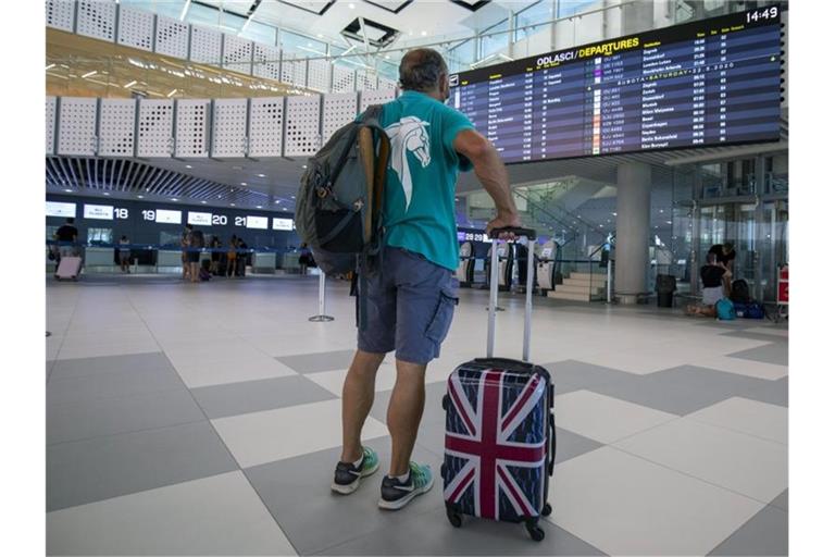 Ein Reisender am Flughafen Split. Das Auswärtige Amt hatte vor kurzem für zwei südliche Verwaltungsbezirke in Kroatien eine Reisewarnung ausgesprochen. Foto: Miroslav Lelas/AP/dpa