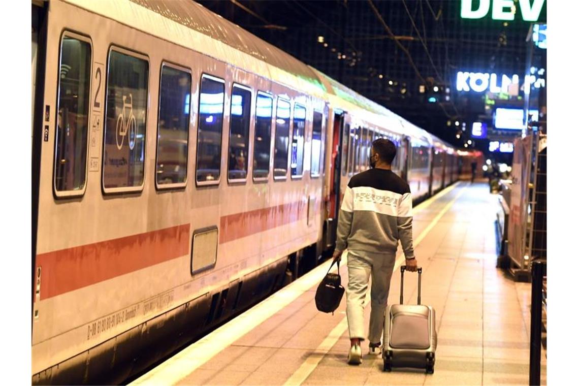 Ein Reisender geht in Köln an einem Intercity vorbei, der aufgrund des Streiks ausfällt. Foto: Roberto Pfeil/dpa