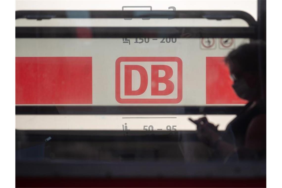 Bahn will Maskenpflicht auch mit Zug-Verweisen durchsetzen