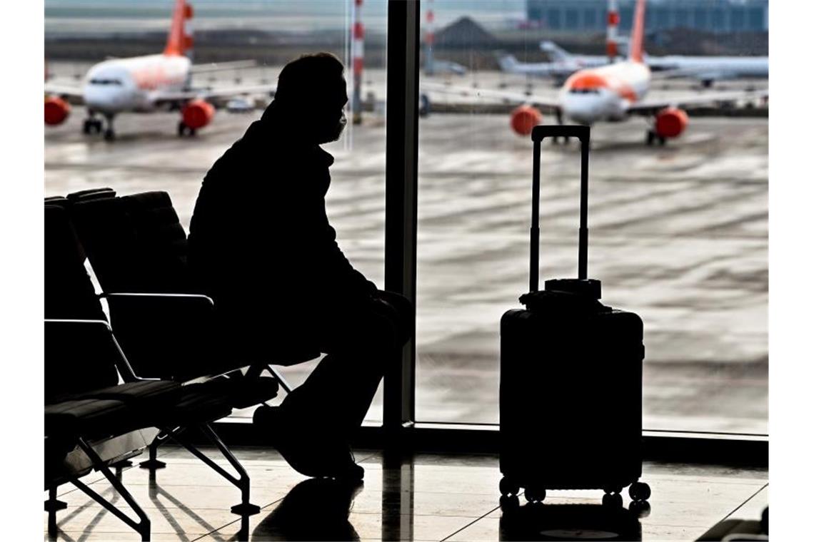 Ein Reisender wartet im Sicherheitsbereich im Terminal 1 des BER auf seinen Abflug. Foto: Patrick Pleul/dpa-Zentralbild/dpa