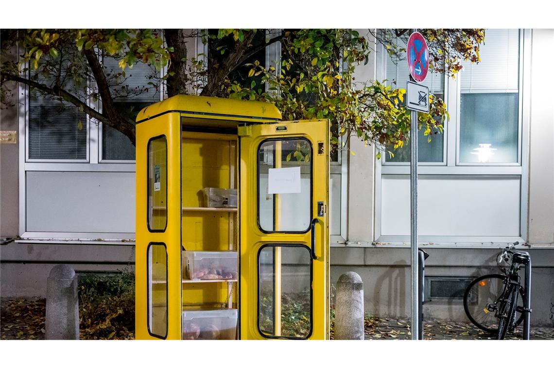 Ein Relikt der Bundespost: ein gelbes Telefonhäuschen, das in Coburg zur Foodsharing-Station umfunktioniert wurde. (Archivbild)