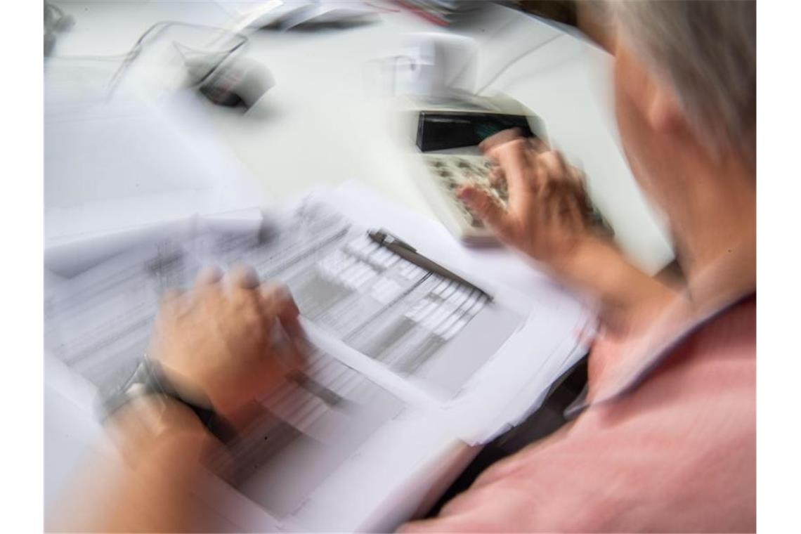 Arbeitgeber für Debatte über längere Lebensarbeitszeit Ein Rentner füllt seine Steuererklärung aus. Foto: Lino Mirgeler/dpa