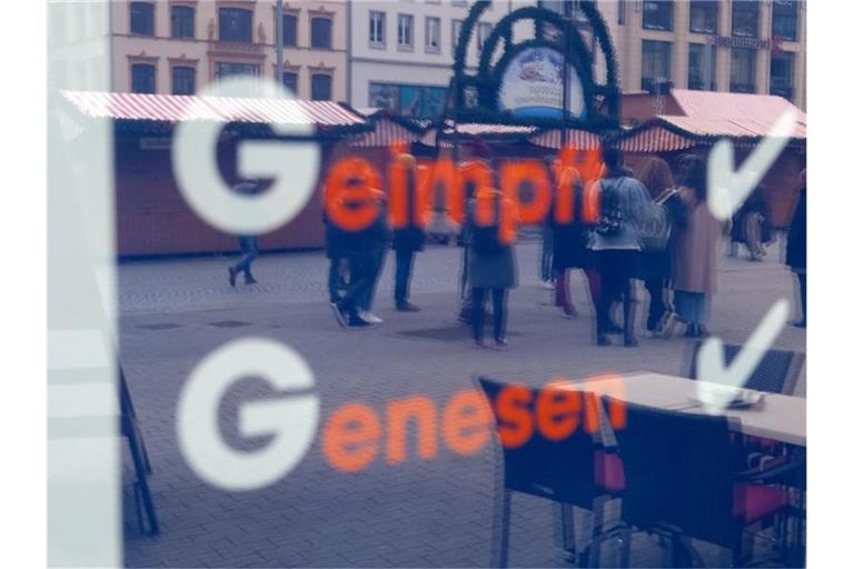 Ein Restaurant in Leipzig weist Gäste auf die 2G-Regel hin. Foto: Sebastian Willnow/dpa