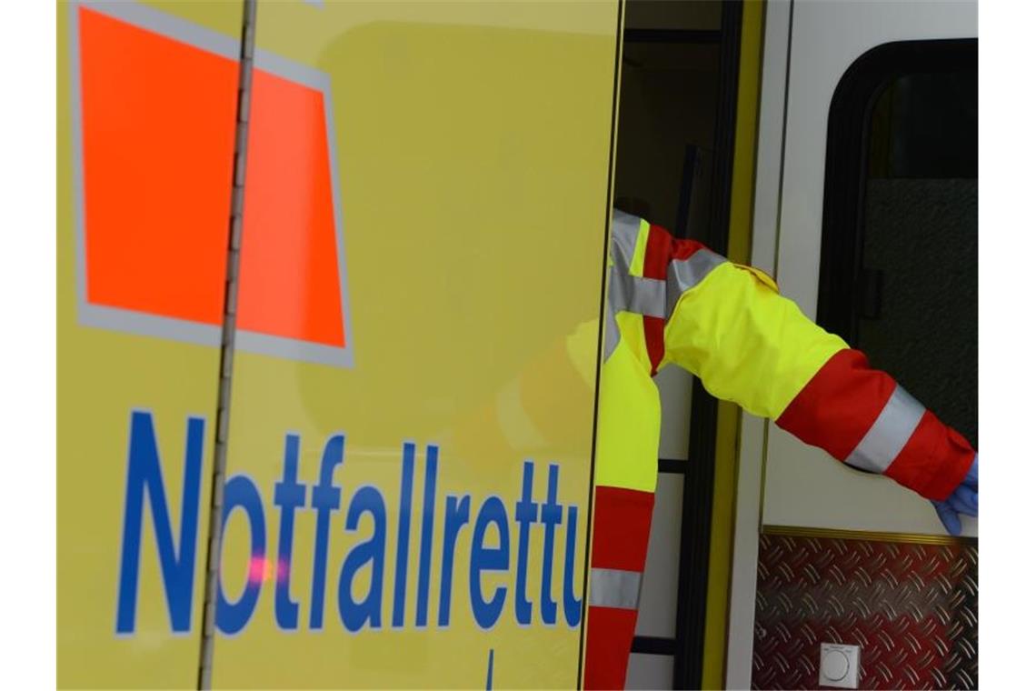 Autofahrer kommt von Fahrbahn ab: Schwer verletzt Ein Rettungsassistent steigt in einen Rettungswagen. Foto: Jens Kalaene/zb/dpa