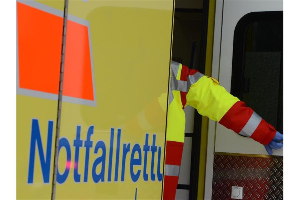 Auffahrunfall auf A6 bei Mannheim: Drei Verletzte Ein Rettungsassistent steigt in einen Rettungswagen. Foto: Jens Kalaene/zb/dpa/Symbolbild