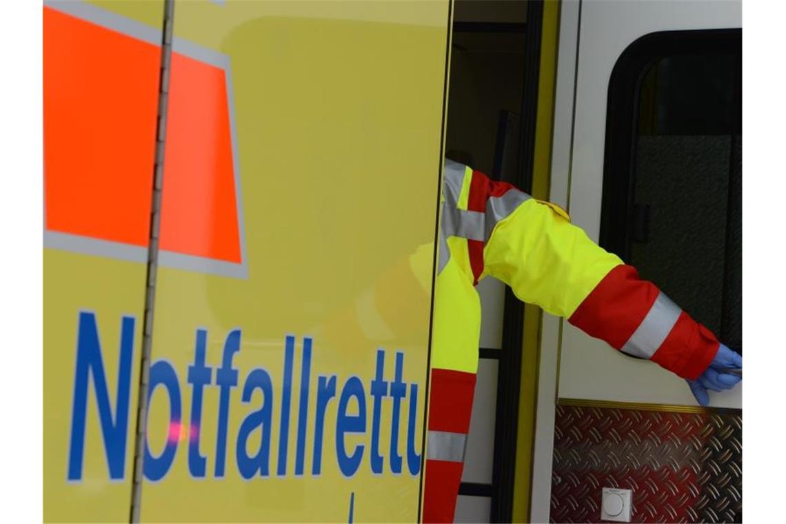 Von Straße abgekommen: Frau schwer verletzt Ein Rettungsassistent steigt in einen Rettungswagen. Foto: Jens Kalaene/zb/dpa