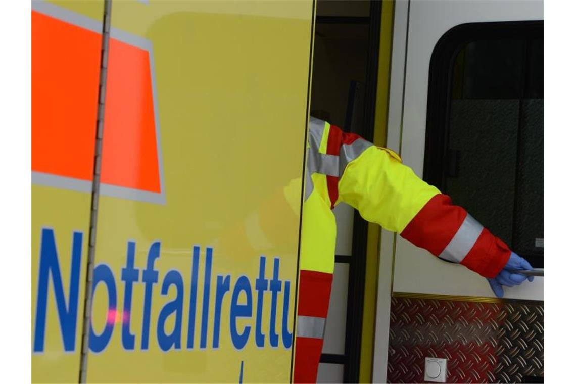 Ein Rettungsassistent steigt in einen Rettungswagen. Foto: Jens Kalaene/zb/dpa