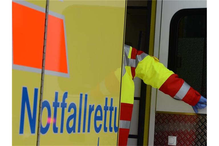 Ein Rettungsassistent steigt in einen Rettungswagen. Foto: Jens Kalaene/zb/dpa/Archivbild