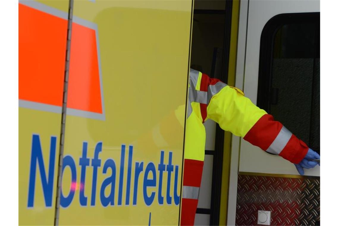 Senior verwechselt Gaspedal mit Bremse: Zwei Schwerverletzte Ein Rettungsassistent steigt in einen Rettungswagen. Foto: Jens Kalaene/zb/dpa/Archivbild