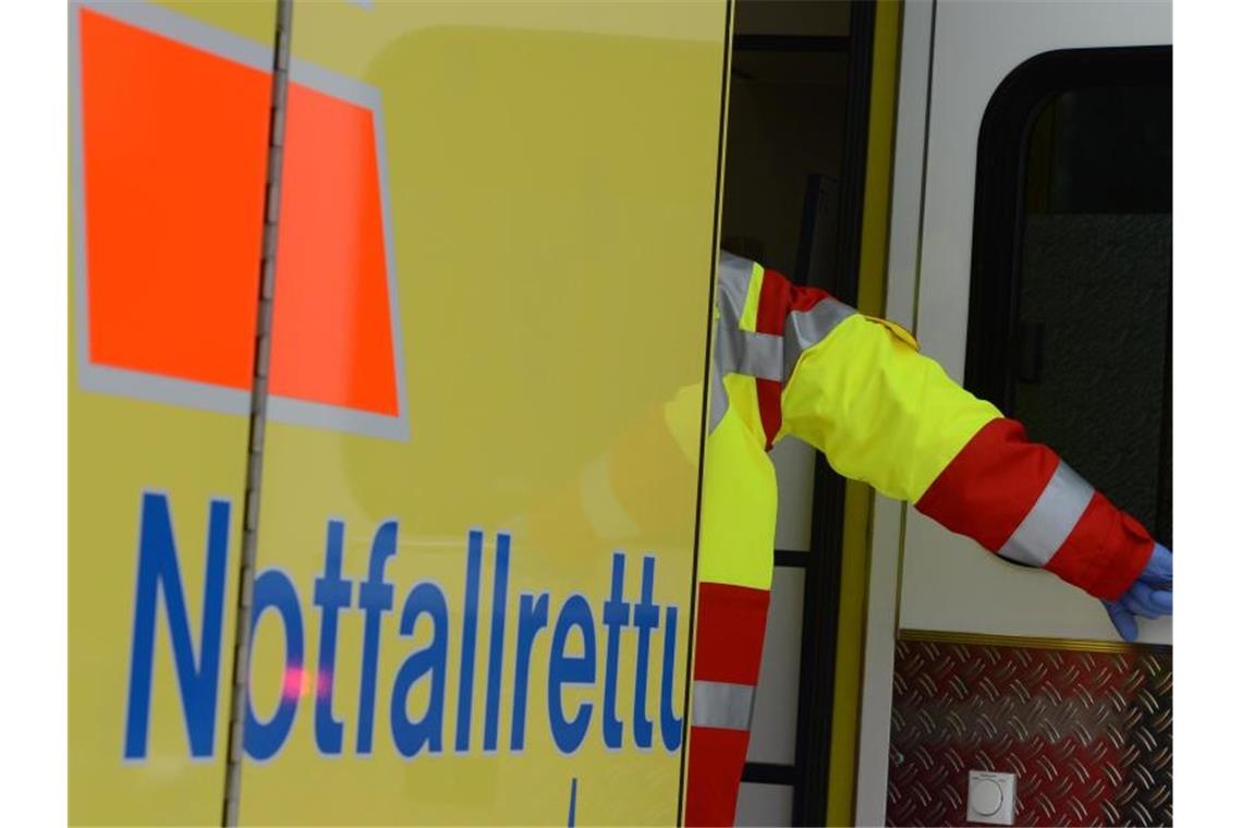 Ein Rettungsassistent steigt in einen Rettungswagen. Foto: Jens Kalaene/zb/dpa/Archivbild