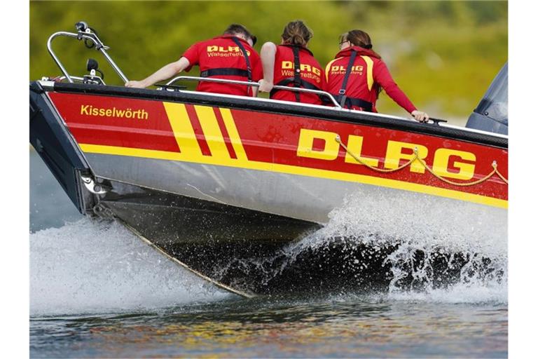 Ein Rettungsboot der DLRG ist zu sehen. Foto: Uwe Anspach/dpa/Symbolbild