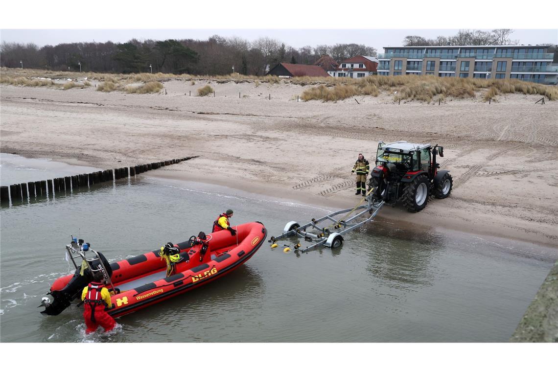 Ein Rettungsboot der DLRG war bei der Suche nach dem Winterbader im Einsatz.