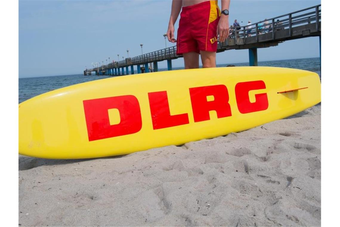39 Menschen im Südwesten ertrunken: Sorge um Fähigkeiten Ein Rettungsbrett mit dem Logo der Deutsche Lebens-Rettungs-Gesellschaft e.V. (DLRG). Foto: Stefan Sauer/dpa-Zentralbild/ZB/Archivbild