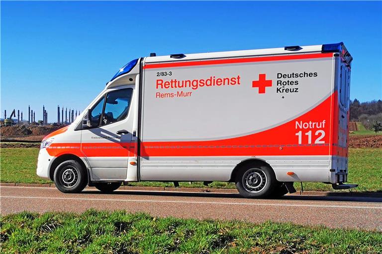 Ein Rettungsdienst bringt den Verunglückten in ein Krankenhaus. Symbolfoto: Tobias Sellmaier