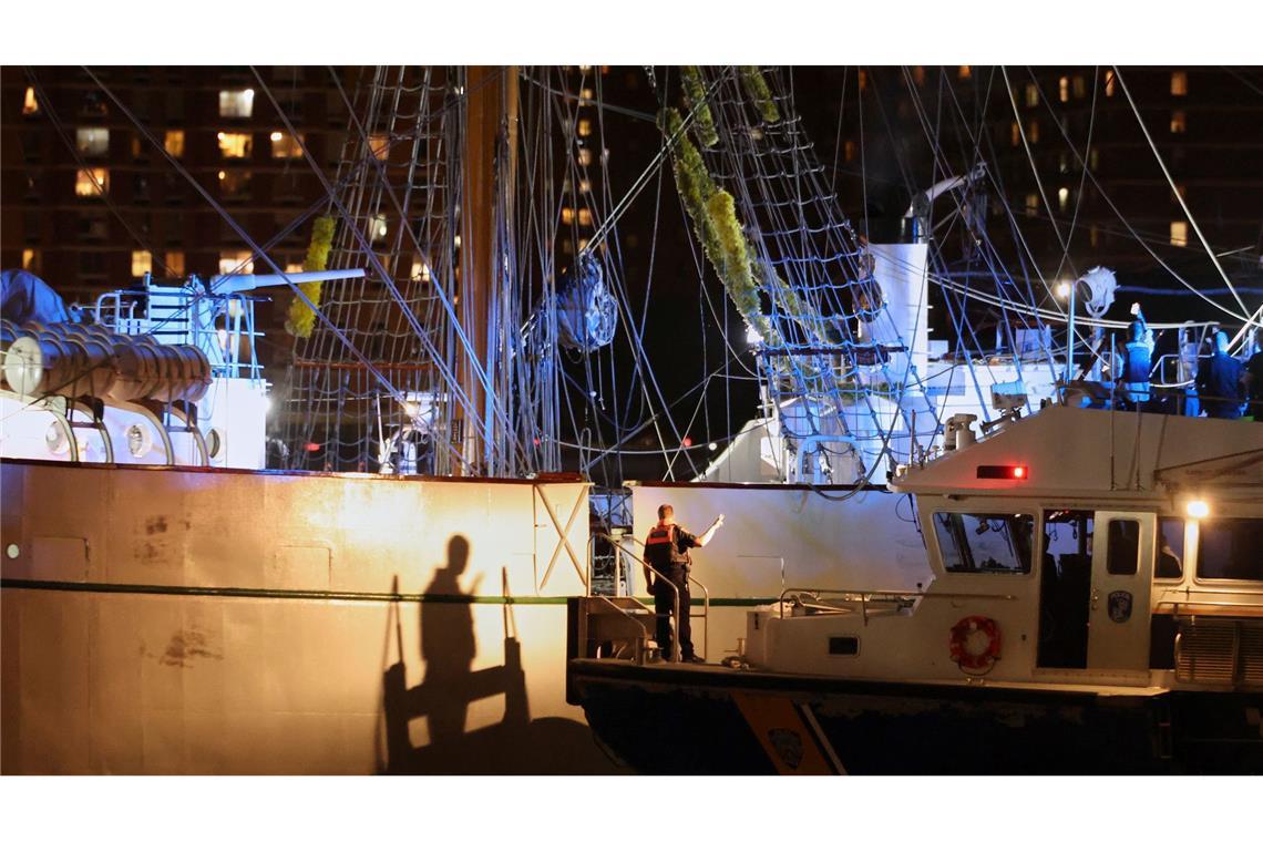 Schiff kollidiert mit Brooklyn Bridge - 22 Verletzte Ein Rettungseinsatz war im Gange.
