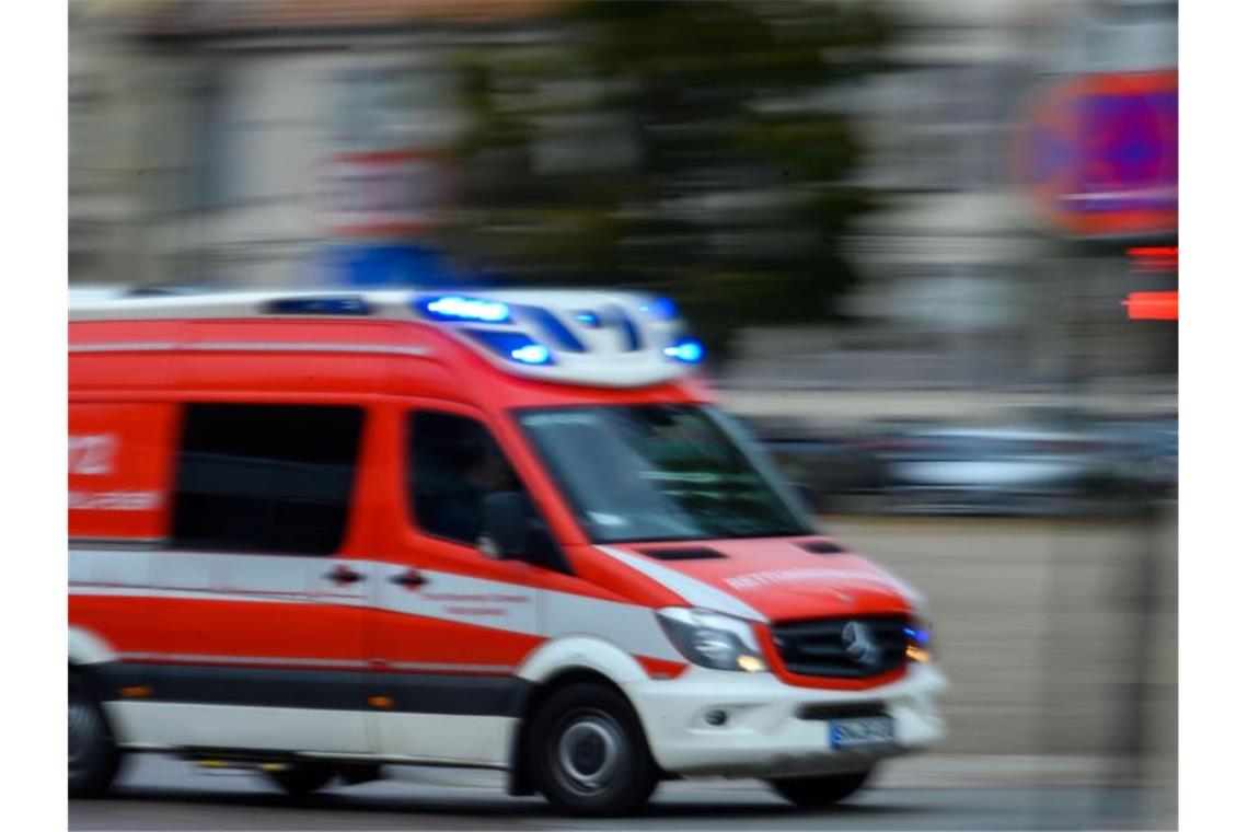 Ein Rettungsfahrzeug der Feuerwehr im Einsatz. Foto: Jens Büttner/dpa-Zentralbild/ZB/Symbolbild