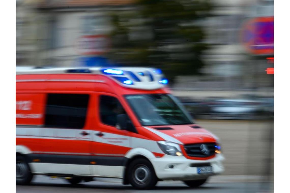 Ein Rettungsfahrzeug der Feuerwehr ist im Einsatz. Foto: Jens Büttner/dpa-Zentralbild/ZB/Symbolbild