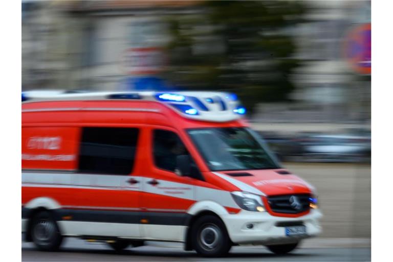 Ein Rettungsfahrzeug fährt mit Blaulicht über eine Straße. Foto: Jens Büttner/zb/dpa/Archivbild