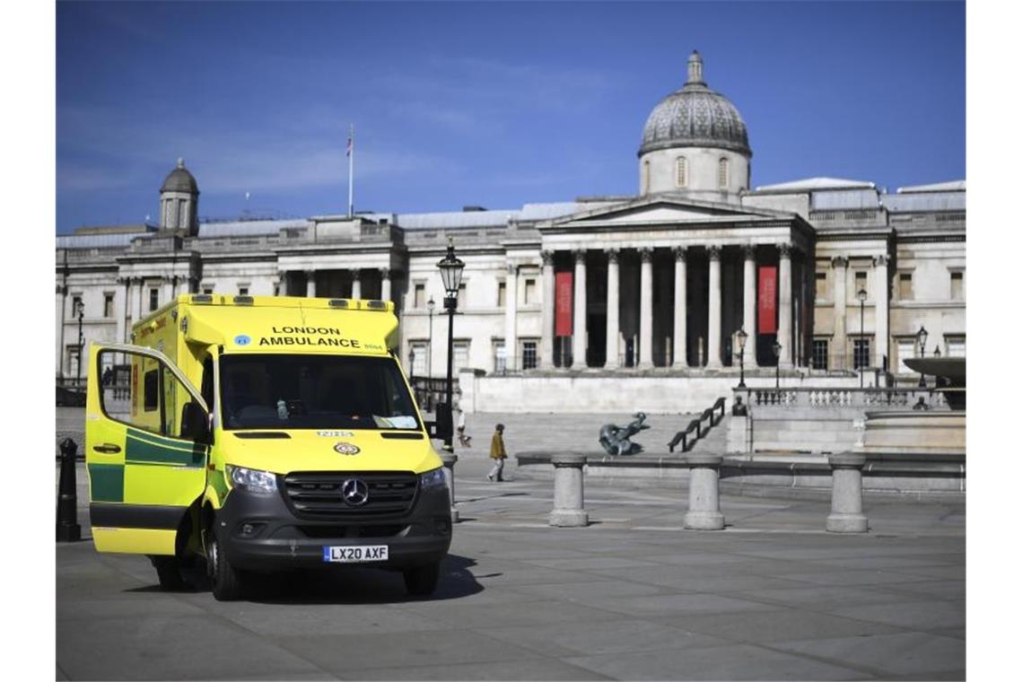 Ein Rettungsfahrzeug steht auf dem fast menschenleeren Trafalgar Square in London. Foto: Alberto Pezzali/AP/dpa