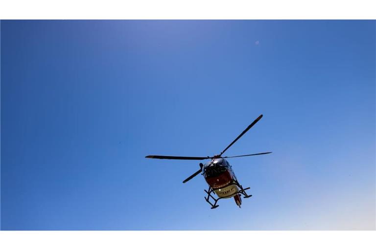 EIn Rettungshubschraber brachte ein verletztes Kind nach einem Unfall bei Waldorfhäslach in eine Klinik. (Symbolbild)