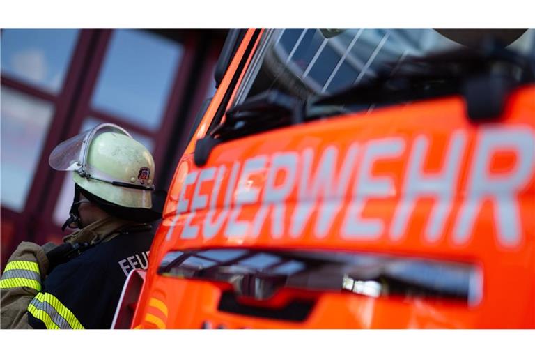 Ein Rettungshubschrauber brachte den 25-jährigen Feuerwehrmann  laut Polizei in ein Krankenhaus. (Symbolbild)