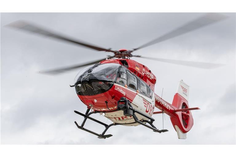Ein Rettungshubschrauber brachte den 55-Jährigen in eine Spezialklinik. (Symbolbild)