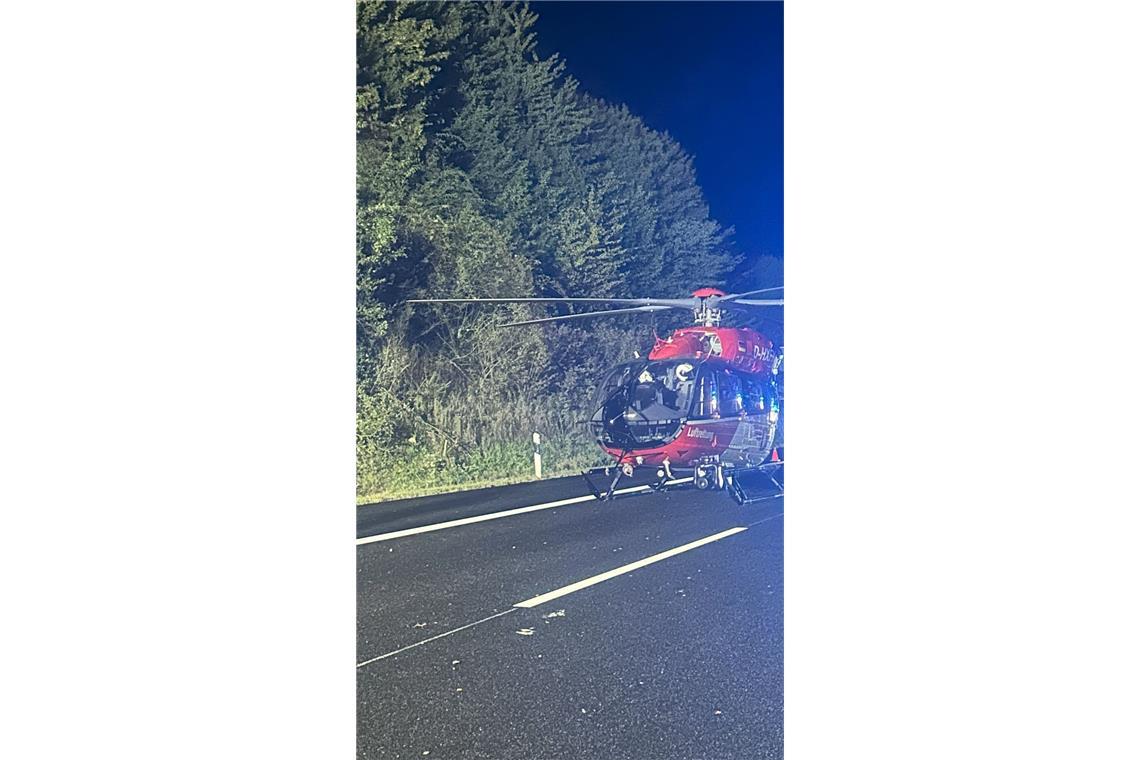 Fahrer lebensgefährlich verletzt – Ersthelfer löschen Autobrand Ein Rettungshubschrauber brachte den Fahrer in ein Krankenhaus.