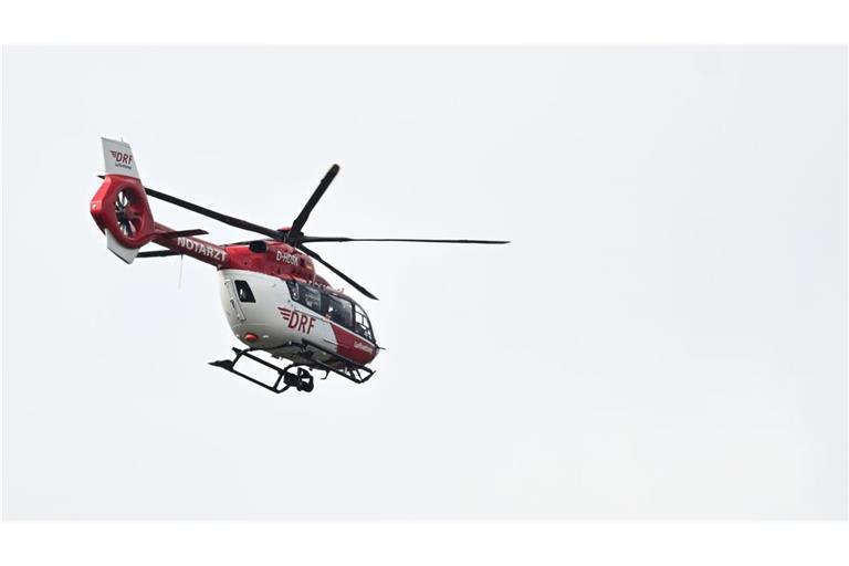 Ein Rettungshubschrauber brachte den Mann in ein Krankenhaus. (Symbolbild)