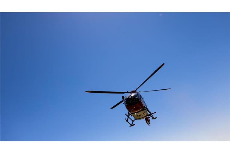 Ein Rettungshubschrauber brachte den Senior in eine Klinik, in der er verstarb. (Symbolbild)