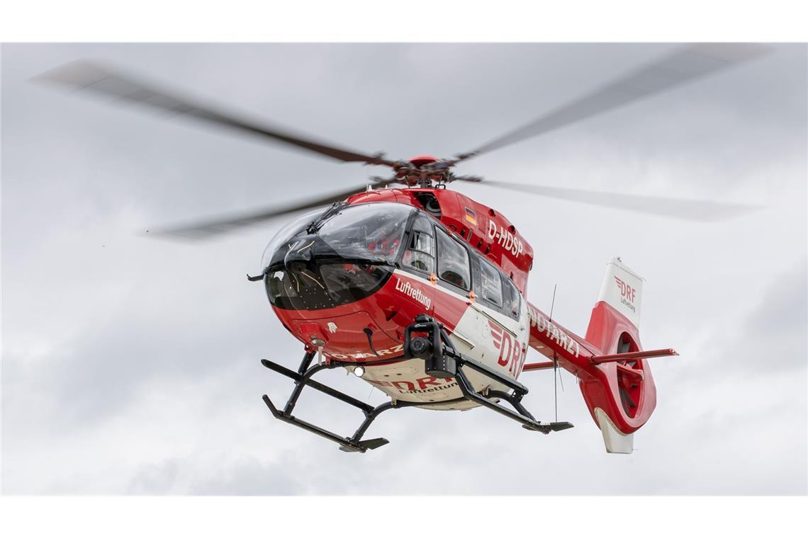 Ein Rettungshubschrauber brachte die 59-Jährige Polizeiangaben zufolge ins Krankenhaus.