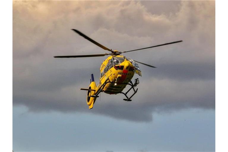 Ein Rettungshubschrauber der Höhenrettung im Einsatz. Foto: Andreas Rometsch/KS-Images/dpa