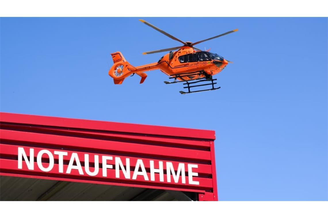 Ein Rettungshubschrauber der Luftrettung fliegt über der Notaufnahme der Medizinischen Hochschule Hannover MHH.