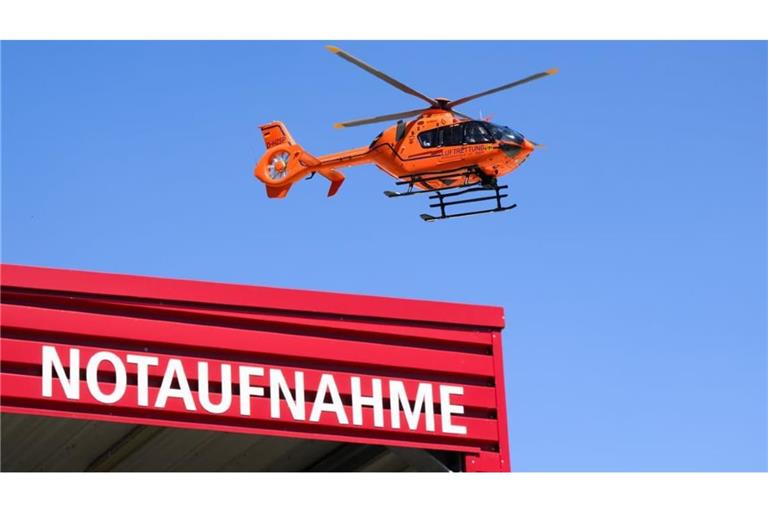 Ein Rettungshubschrauber der Luftrettung fliegt über der Notaufnahme der Medizinischen Hochschule Hannover MHH.