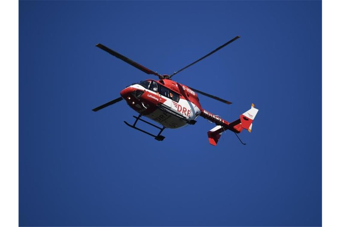 Bundesstraße nach Unfall mit Wohnmobil gesperrt Ein Rettungshubschrauber fliegt am Himmel. Foto: Patrick Seeger/dpa/Archivbild