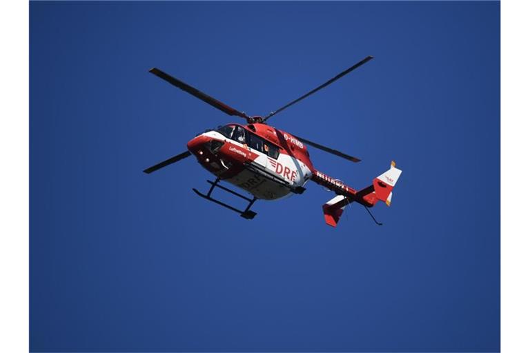 Ein Rettungshubschrauber fliegt am Himmel. Foto: Patrick Seeger/dpa/Archivbild