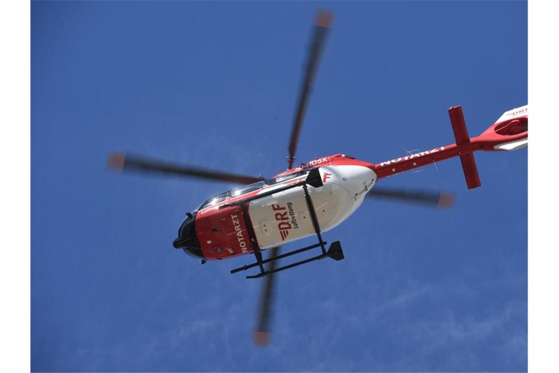 Ein Rettungshubschrauber fliegt am Himmel. Foto: Stefan Sauer/dpa-Zentralbild/ZB/Archiv/Symbolbild