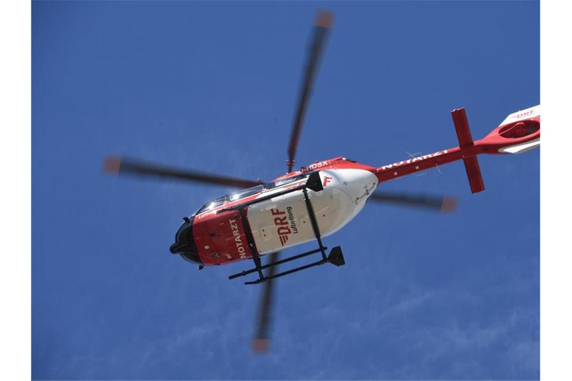 Ein Rettungshubschrauber fliegt am Himmel. Foto: Stefan Sauer/dpa-Zentralbild/ZB/Symbolbild