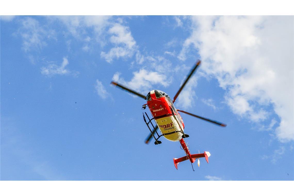 Ein Rettungshubschrauber fliegt am Himmel. (Symbolfoto)