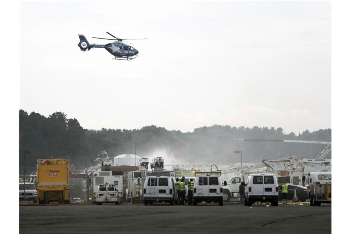 Ein Rettungshubschrauber fliegt über dem Absturzort des B-17-Bombers am Bradley International Airport. Bei dem Unglück sind mindestens 14 Menschen verletzt worden. Foto: Kassi Jackson/Hartford Courant/AP/dpa