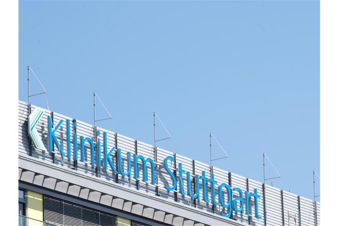 „Ungeniert und dreist“: Urteil im Stuttgarter Klinikskandal Ein Rettungshubschrauber fliegt über dem Klinikum Stuttgart. Foto: Sebastian Gollnow/dpa/Archivbild