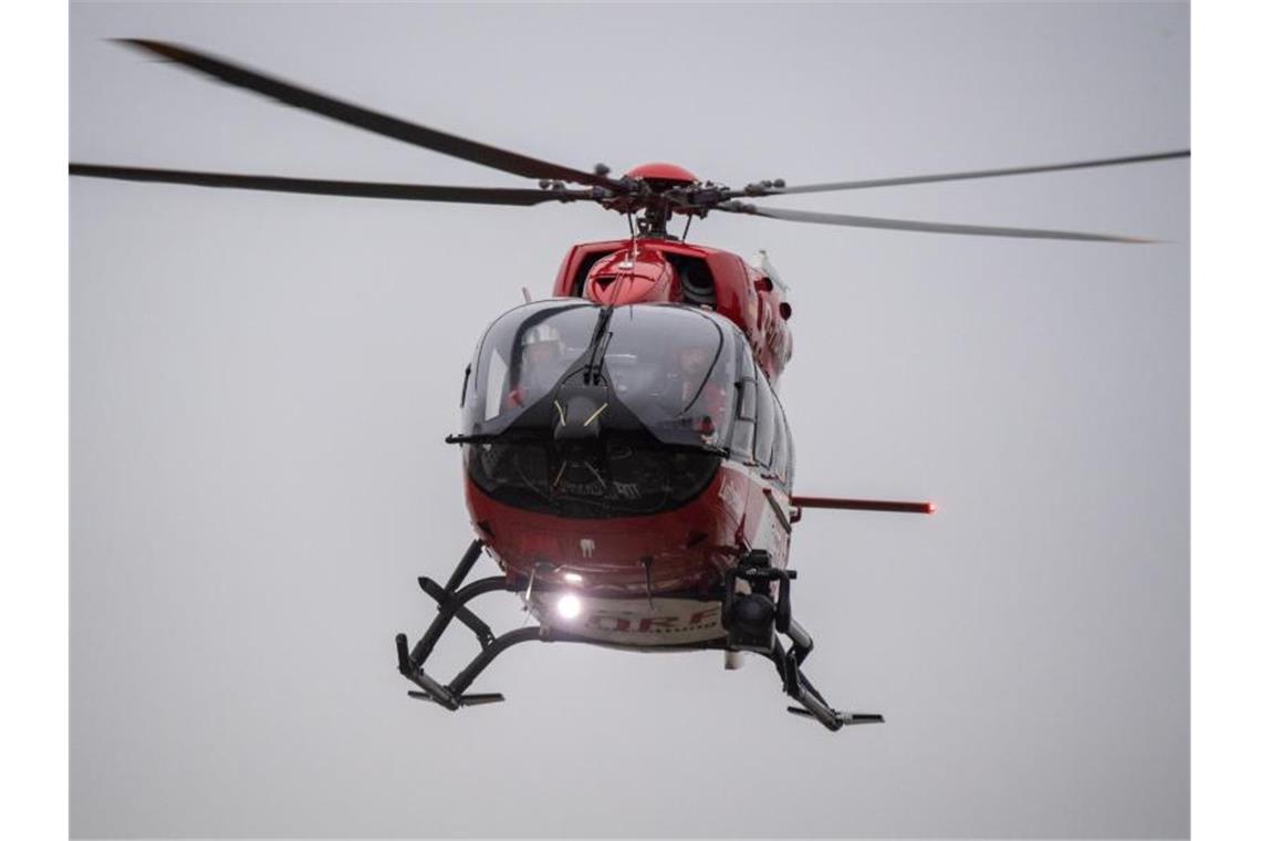 Sechs Verletzte bei Frontalzusammenstoß auf Kreisstraße Ein Rettungshubschrauber fliegt über den Flugplatz eines Krankenhauses. Foto: Stefan Sauer/dpa/Symbolbild