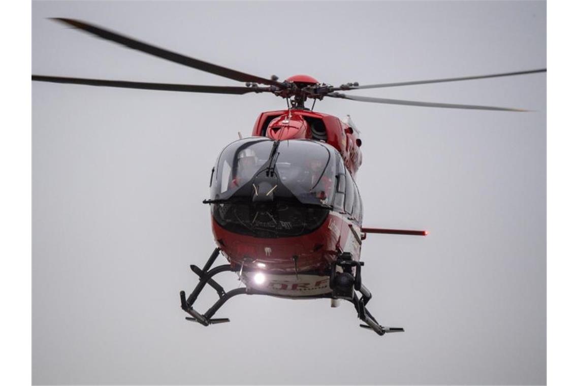Gleitschirmflieger bei Absturz schwer verletzt Ein Rettungshubschrauber fliegt über den Flugplatz eines Krankenhauses. Foto: Stefan Sauer/dpa/Symbolbild
