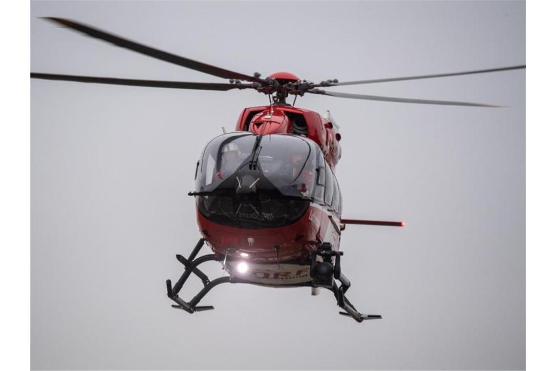 Mountainbiker nach Sturz lebensgefährlich verletzt Ein Rettungshubschrauber fliegt über den Flugplatz eines Krankenhauses. Foto: Stefan Sauer/dpa/Symbolbild