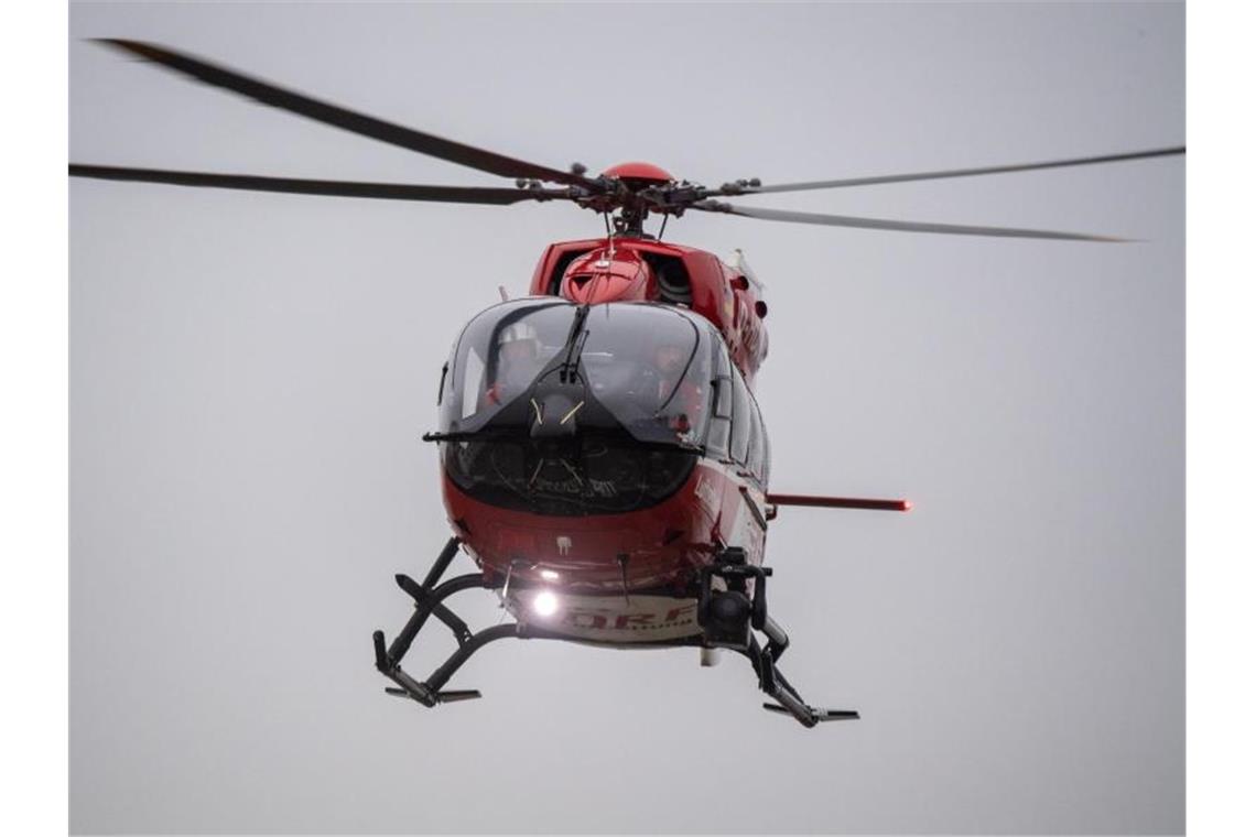 Drei Verletzte bei Autounfall in Empfingen Ein Rettungshubschrauber fliegt über den Flugplatz eines Krankenhauses. Foto: Stefan Sauer/dpa/Symbolbild