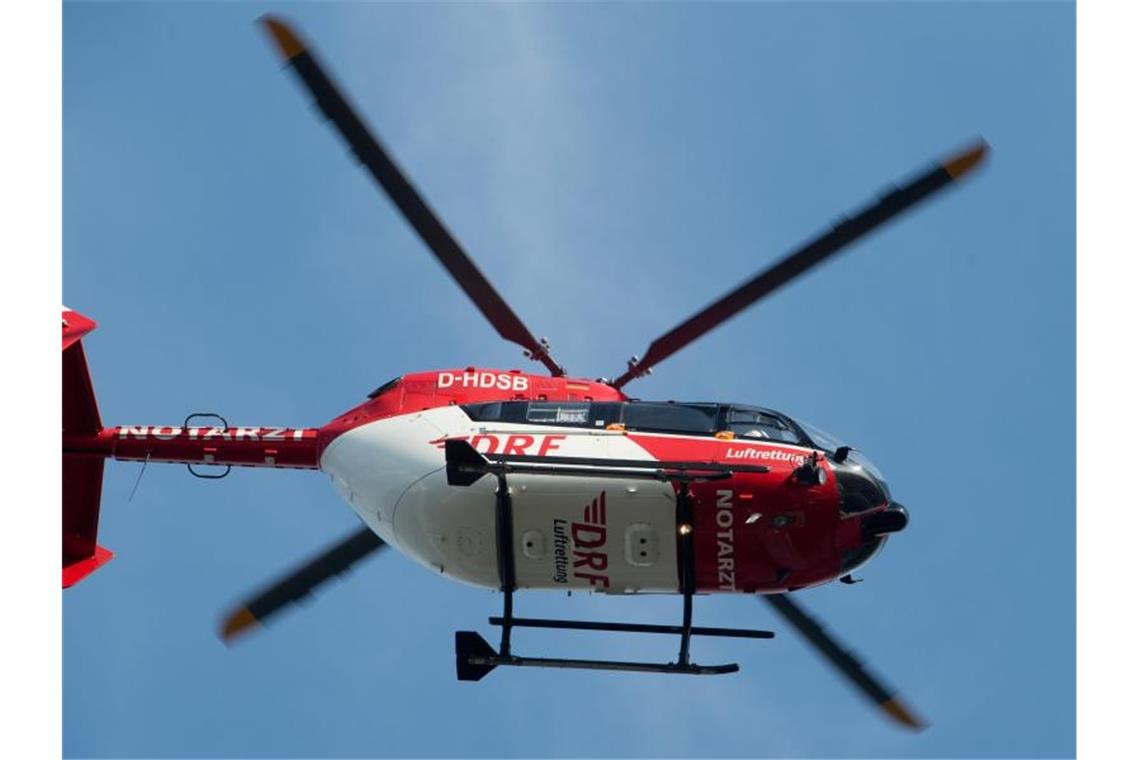 Ein Rettungshubschrauber fliegt über einen Flugplatz. Foto: Stefan Sauer/zb/dpa/Symbolbild