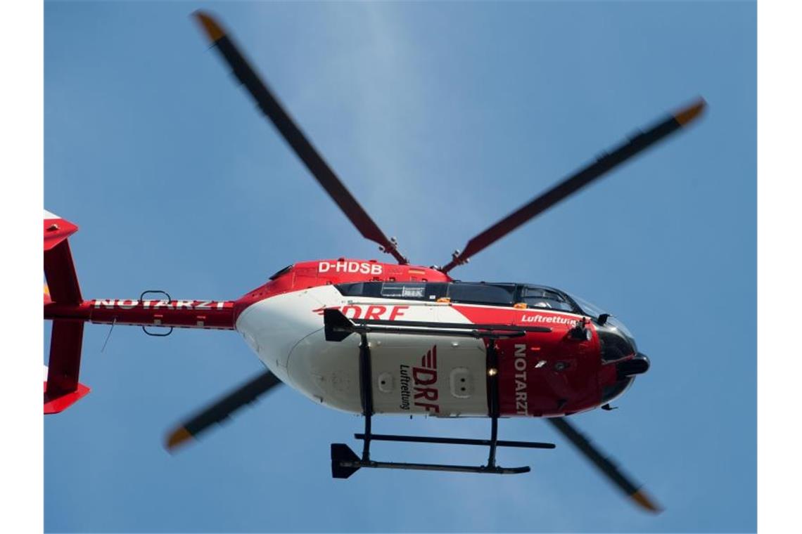 Älterer Wanderer stürzt beim Fotografieren 15 Meter tief Ein Rettungshubschrauber fliegt über einen Flugplatz. Foto: Stefan Sauer/zb/dpa/Symbolbild