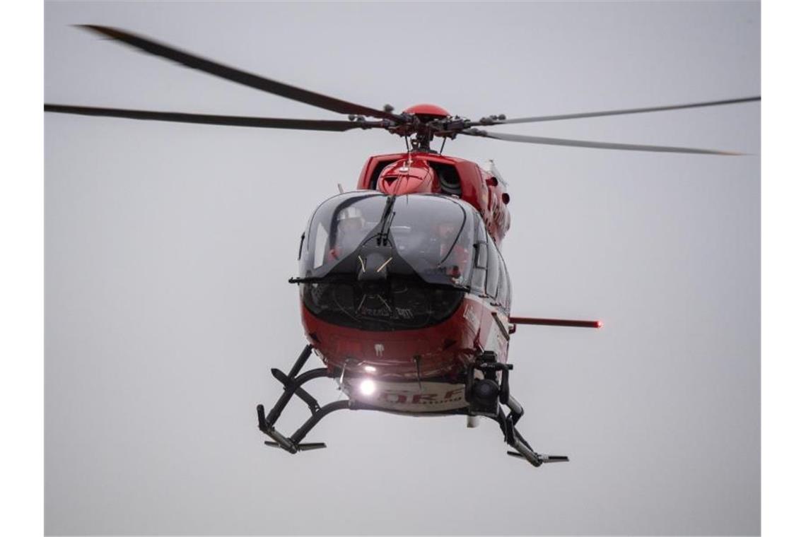 Zwei Schwerverletzte bei Lkw-Unfall auf A8 Ein Rettungshubschrauber fliegt zu einem Krankenhaus. Foto: Stefan Sauer/dpa/Symbolbild