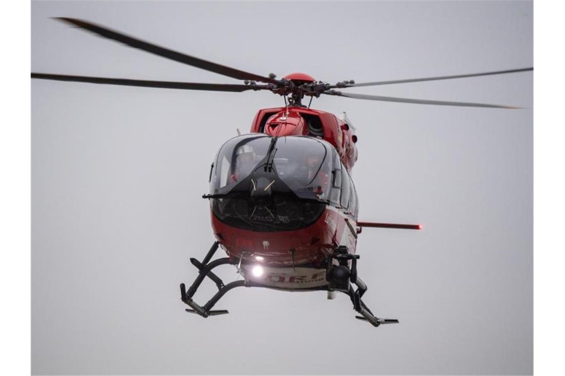 Ein Rettungshubschrauber fliegt zu einem Krankenhaus. Foto: Stefan Sauer/dpa/Symbolbild