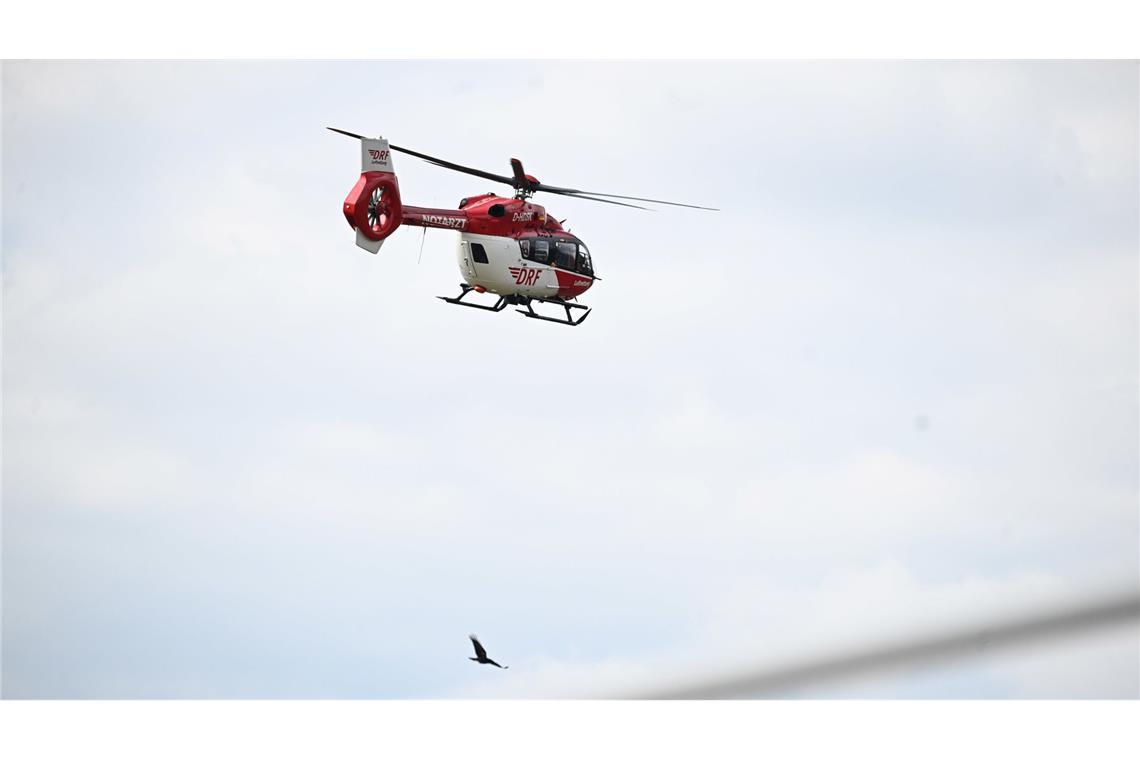 Mann stirbt nach Bad in Weiher Ein Rettungshubschrauber flog den Mann in eine Klinik, in der er kurze Zeit später starb. (Symbolbild)