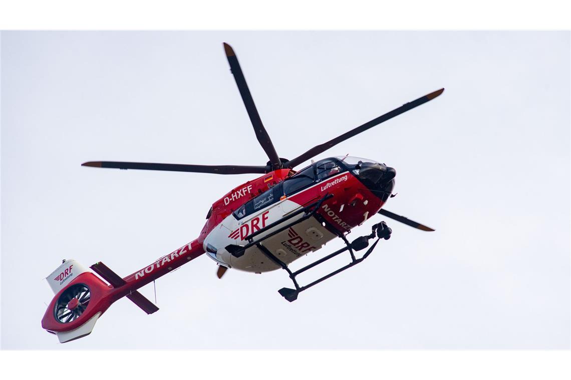 Motorradfahrer fährt auf Auto auf und wird schwer verletzt Ein Rettungshubschrauber flog den Motorradfahrer laut Polizei mit schweren Verletzungen in ein Krankenhaus. (Symbolbild)